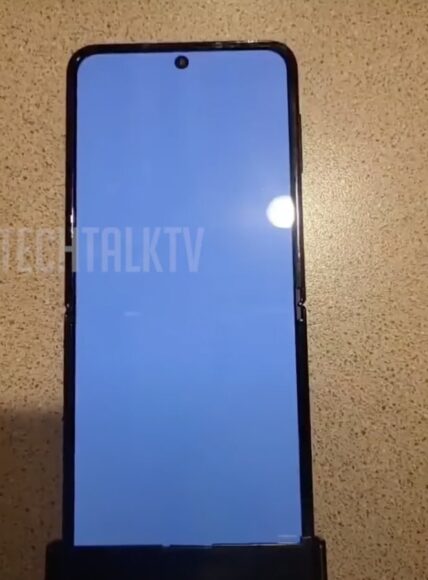 Samsung Galaxy Z Flip 4 immagini dal vivo 1