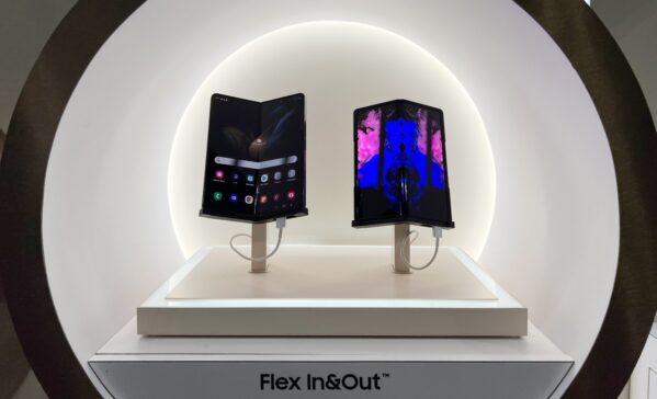 Display pieghevole in due direzioni Samsung