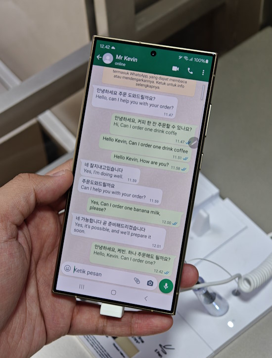WhatsApp Galaxy S24 traduzione live con Galaxy AI